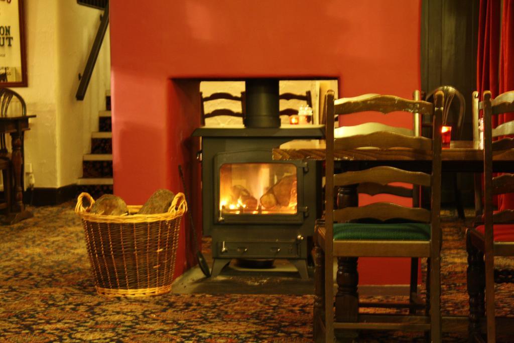 バーンスタプル Pyne Arms Bed & Breakfast エクステリア 写真