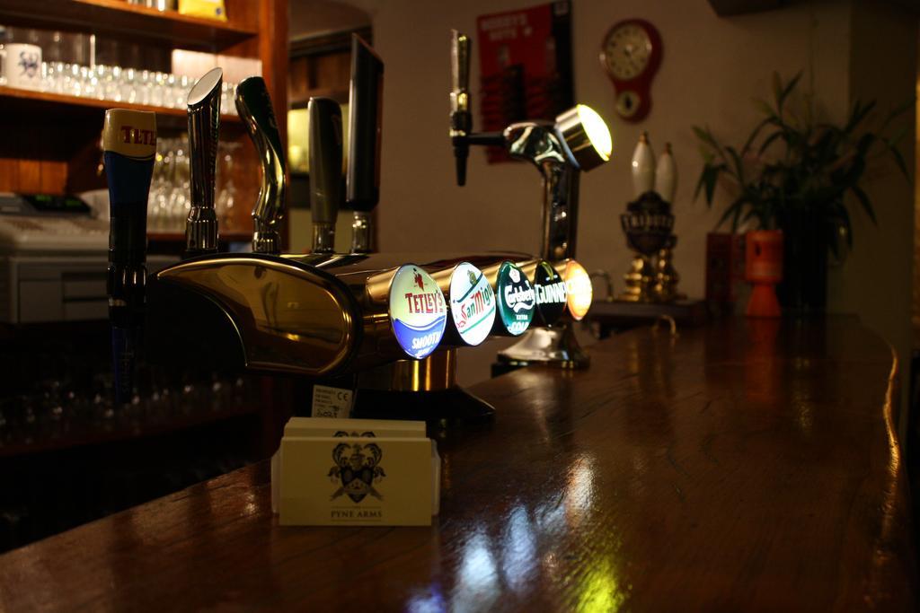 バーンスタプル Pyne Arms Bed & Breakfast エクステリア 写真