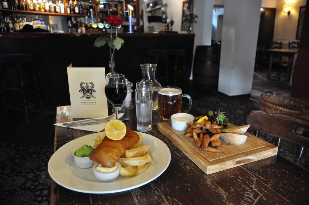 バーンスタプル Pyne Arms Bed & Breakfast エクステリア 写真